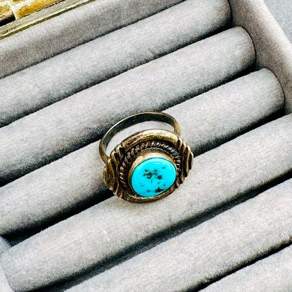 Vintage Navajo Signed Silver Turquoise Ring - Picture 11 of 14